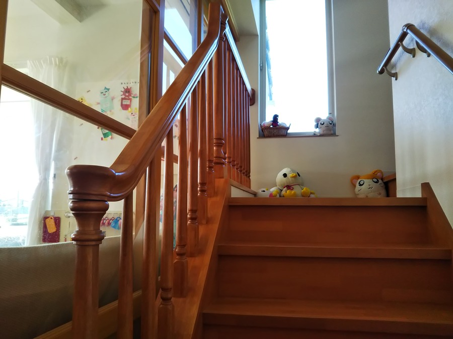 『めぐみ』の階段：温かみがあり、二階に続きます。