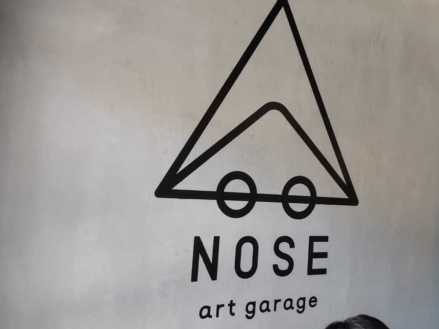 お店の壁にはNOSE art garageのロゴが。