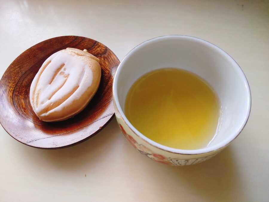 森松菓子舗に60年以上前からあるこちらの和菓子。干し柿のモチーフ。お茶にあって美味しかったです~💛