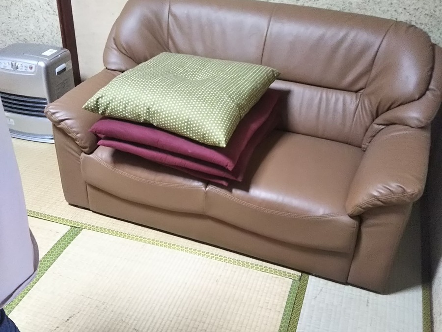 太美山体験ハウスの居間のソファー