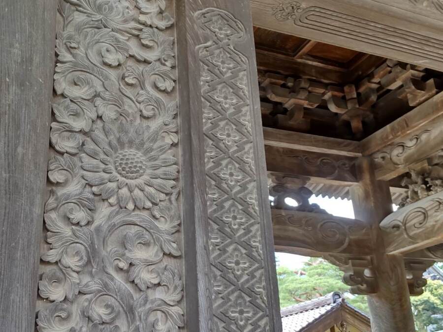 瑞泉寺の門に刻まれた規則正しい手彫り彫刻はリアルでみていただきたいです！