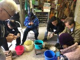 栃餅づくり（皮むき作業）